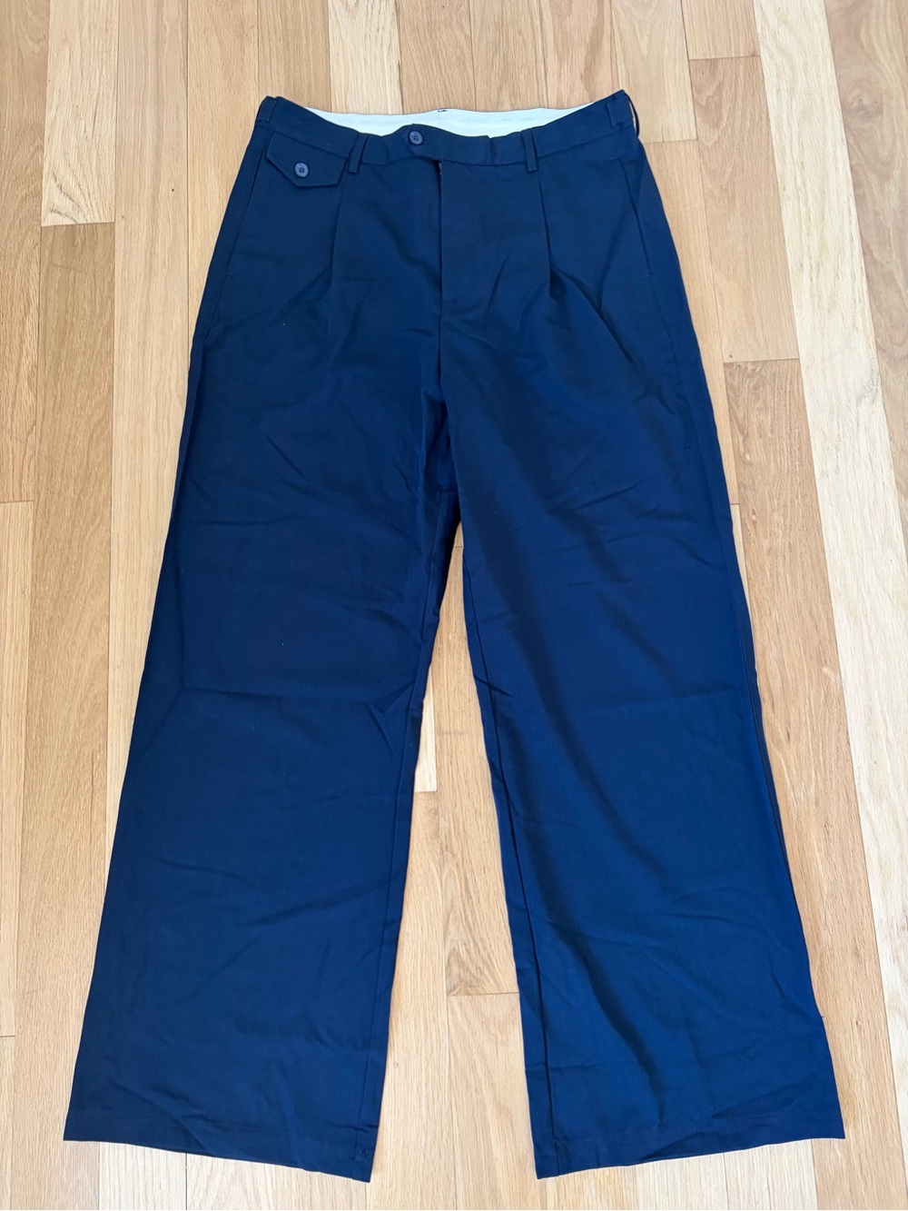 Men's Wide-Leg Pleated Chinos in Navy